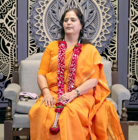 You are currently viewing जिनके ऊपर ईश्वर की अथाह कृपा होती है,उनके जीवन में सद्गुरु का आगमन होता है क्योंकि गुरु का अर्थ ज्ञान है : गुरु माँ