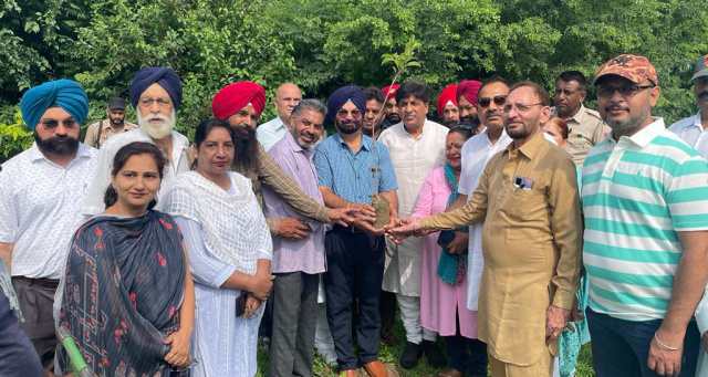 You are currently viewing ਸੂਬੇ ਨੂੰ ਹਰਿਆ-ਭਰਿਆ ਬਣਾਉਣ ਲਈ ਸੂਬਾ ਸਰਕਾਰ ਤੇ ਸਮਾਜ ਸੇਵੀ ਸੰਸਥਾਵਾਂ ਮਿਲਕੇ ਕਰਨਗੀਆਂ ਉਪਰਾਲੇ : ਬ੍ਰਮ ਸ਼ੰਕਰ ਜਿੰਪਾ