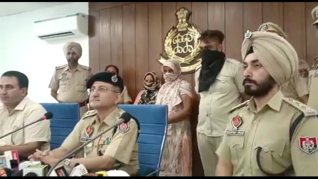 You are currently viewing 1 ਕਿਲੋ ਹੈਰੋਇਨ,ਤਿੰਨ ਕਿਲੋ ਡੋਡੇ ਚੂਰਾ ਪੋਸਤ ਸਮੇਤ ਦੋ ਔਰਤਾਂ ਤੇ ਇੱਕ ਵਿਅਕਤੀ ਨੂੰ ਪੁਲਿਸ ਨੇ ਦਬੋਚਿਆ 