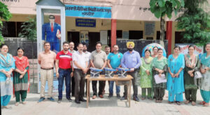 Read more about the article ਉੱਘੇ ਸਮਾਜ ਸੇਵੀ ਲੈਕਚਰਾਰ ਰਾਮ ਸ਼ਰਨ ਵਲੋਂ ਸ.ਸ.ਸ.ਸ ਮਨਹੋਤਾ ਵਿਖੇ ਪੱਖੇ ਭੇਂਟ ਕੀਤੇ 