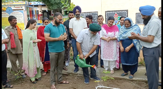 You are currently viewing ਖੇੜਾ ਕਲਮੋਟ ਸਕੂਲ ਵਿਖੇ ਲਗਾਏ ਫਲਦਾਰ ਬੂਟੇ