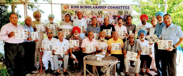 You are currently viewing ਸੀਨੀਅਰ ਸਿਟੀਜ਼ਨਜ਼ ਵੈਲਫੇਅਰ ਐਸੋਸੀਏਸ਼ਨ ਦੇ ਮੈਂਬਰਾਂ ਨੇ ਸਲਾਨਾ ਬਰੋਸ਼ਰ ਜਾਰੀ ਕੀਤਾ : ਕਰਨਲ ਜੇ.ਐਲ ਸ਼ਰਮਾ