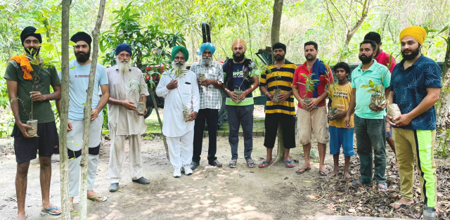 You are currently viewing 10 ਜੁਲਾਈ ਤੋਂ ਲੈਕੇ 31 ਜੁਲਾਈ ਤੱਕ ਰੁੱਖ ਲਗਾਉਣ ਦੀ ਚਲਾਈ ਮੁਹਿੰਮ ਤਹਿਤ ਪਿੰਡ ਚੋਹਕਾ ਵਿਖੇ ਰੁੱਖ ਲਗਾਏ