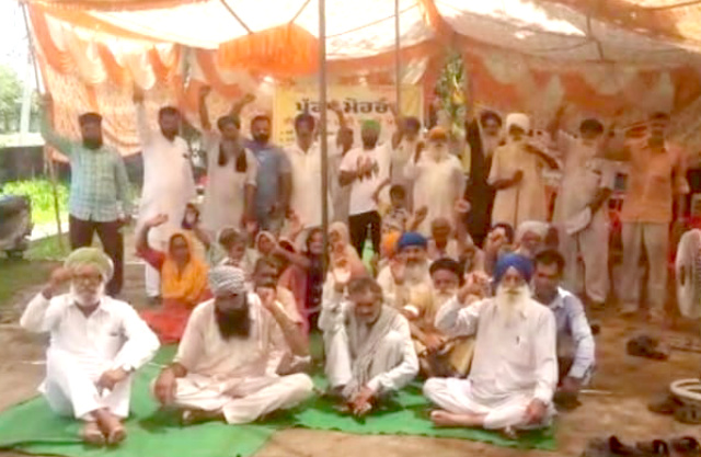 You are currently viewing ਕੰਢੀ ਕਨਾਲ ਨਹਿਰ ਨੂੰ ਹੇਠੋਂ ਪੱਕਾ ਕਰਨ ਦੇ ਵਿਰੋਧ ਵਿਚ ਪਿੰਡ ਮਸਤੀਵਾਲ ਵਿਖੇ ਲਾਇਆ ਧਰਨਾ 53 ਵੇਂ ਦਿਨ ਵੀ ਜਾਰੀ 