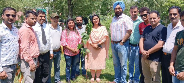 You are currently viewing प्रेस क्लब धार पठानकोट द्वारा जिला प्रशासनिक ब्लॉक में की पौधारोपण मुहिम की शुरुआत 