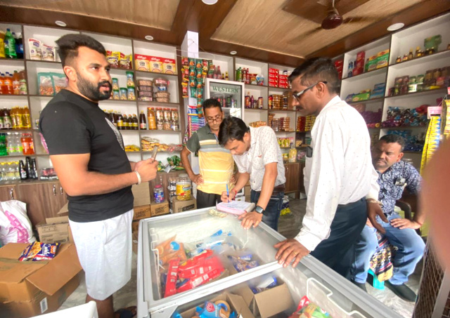 You are currently viewing प्लास्टिक के लिफाफे पर प्रतिबंध का उल्लंघन करने के आरोप में चार लोगों को किया जुर्माना