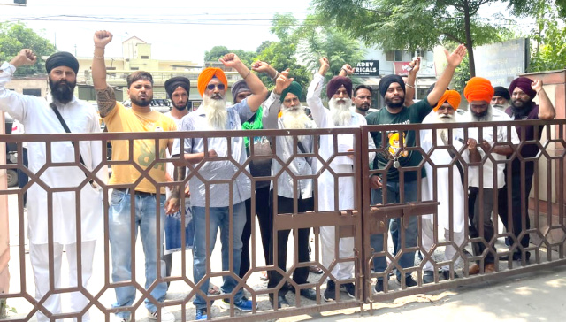 You are currently viewing ਸ਼੍ਰੋਮਣੀ ਅਕਾਲੀ ਦਲ ਅੰਮ੍ਰਿਤਸਰ ਦੇ ਵਫ਼ਦ ਨੇ ਡਿਪਟੀ ਕਮਿਸ਼ਨਰ ਹੁਸ਼ਿਆਰਪੁਰ ਨਾਲ ਕੀਤੀ ਮੁਲਾਕਾਤ 