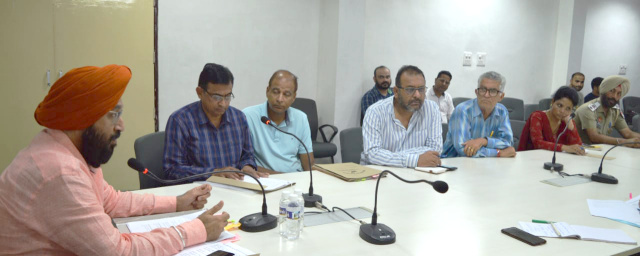 You are currently viewing ਸੜਕ ਸੁਰੱਖਿਆ ਪ੍ਰਬੰਧਾਂ ਦਾ ਜਾਇਜਾ ਲੈਣ ਲਈ ਡਿਪਟੀ ਕਮਿਸਨਰ ਨੇ ਕੀਤੀ ਮੀਟਿੰਗ