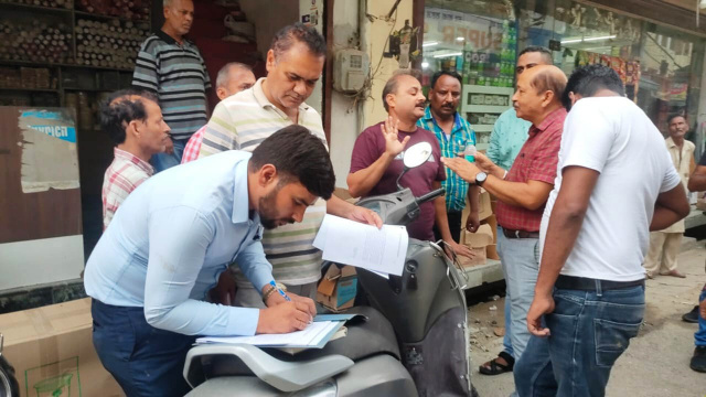 You are currently viewing नगर निगम पठानकोट द्वारा प्लास्टिक लिफाफों को लेकर दुकानों में की गई चैकिंग