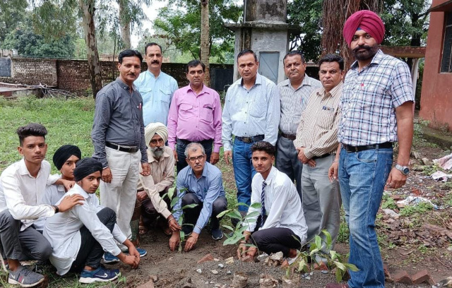 You are currently viewing ਡਿਪਟੀ ਜਿਲ੍ਹਾ ਸਿੱਖਿਆ ਅਫ਼ਸਰ ਸੈਕੰਡਰੀ ਸਿੱਖਿਆ  ਰਾਜੇਸ਼ਵਾਰ ਸਲਾਰਿਆ ਨੇ ਕੀਤਾ ਮਾਧੋਪੁਰ ਸਕੂਲ ਦਾ ਦੌਰਾ