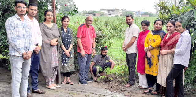 You are currently viewing ਕੇ.ਐਮ.ਐਸ ਕਾਲਜ ਵਿਖੇ ਰੁੱਖ ਲਗਾਉਣ ਦੀ ਮੁਹਿੰਮ ਸ਼ੁਰੂ : ਚੇਅਰਮੈਨ ਚੌਧਰੀ ਕੁਮਾਰ ਸੈਣੀ