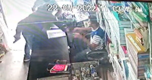 Read more about the article ਦਿਨ ਦਿਹਾੜੇ ਨਕਾਬਪੋਸ਼ਾਂ ਨੇ ਹਥਿਆਰਾਂ ਦੀ ਨੋਕ ਤੇ ਖੁੱਡਾ ਵਿਖੇ ਕਿਤਾਬਾਂ ਦੀ ਦੁਕਾਨ ਤੇ ਲੁੱਟ ਦੀ ਵਾਰਦਾਤ ਨੂੰ ਦਿੱਤਾ ਅੰਜਾਮ