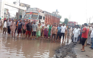 Read more about the article ਨਸਰਾਲਾ ਚ  ਇਲਾਕਾ ਵਾਸੀਆਂ ਨੇ ਰੋਡ ਜਾਮ ਕਰਕੇ ਜਿਲਾ ਪ੍ਰਸ਼ਾਸਨ ਖਿਲਾਫ ਕੀਤਾ ਰੋਸ ਪ੍ਰਦਰਸ਼ਨ 