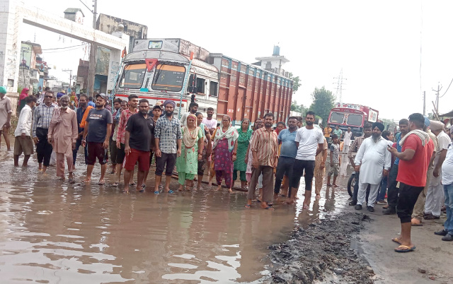 You are currently viewing ਨਸਰਾਲਾ ਚ  ਇਲਾਕਾ ਵਾਸੀਆਂ ਨੇ ਰੋਡ ਜਾਮ ਕਰਕੇ ਜਿਲਾ ਪ੍ਰਸ਼ਾਸਨ ਖਿਲਾਫ ਕੀਤਾ ਰੋਸ ਪ੍ਰਦਰਸ਼ਨ 