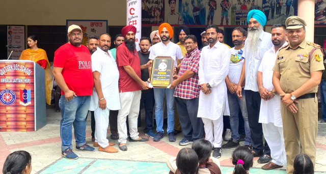 You are currently viewing ਵੱਖ ਵੱਖ ਖੇਤਰਾਂ ਵਿੱਚ ਮੱਲਾਂ ਮਾਰਨ ਵਾਲੇ ਵਿਦਿਆਰਥੀ ਸਨਮਾਨਿਤ 