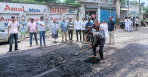 Read more about the article ਮਾਤਾ ਚਿੰਤਪੁਰਨੀ ਜਾਣ ਵਾਲੇ ਸ਼ਰਧਾਲੂਆਂ ਦੀ ਸਹੂਲਤ ਨੂੰ ਮੁੱਖ ਰੱਖਦੇ ਹੋਏ ਹੁਸ਼ਿਆਰਪੁਰ-ਚਿੰਤਪੁਰਨੀ ਸੜਕ ਦੀ ਮੁਰੰਮਤ ਦਾ ਕੰਮ ਸ਼ੁਰੂ : ਬ੍ਰਮ ਸ਼ੰਕਰ ਜਿੰਪਾ