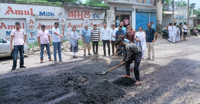 You are currently viewing ਮਾਤਾ ਚਿੰਤਪੁਰਨੀ ਜਾਣ ਵਾਲੇ ਸ਼ਰਧਾਲੂਆਂ ਦੀ ਸਹੂਲਤ ਨੂੰ ਮੁੱਖ ਰੱਖਦੇ ਹੋਏ ਹੁਸ਼ਿਆਰਪੁਰ-ਚਿੰਤਪੁਰਨੀ ਸੜਕ ਦੀ ਮੁਰੰਮਤ ਦਾ ਕੰਮ ਸ਼ੁਰੂ : ਬ੍ਰਮ ਸ਼ੰਕਰ ਜਿੰਪਾ