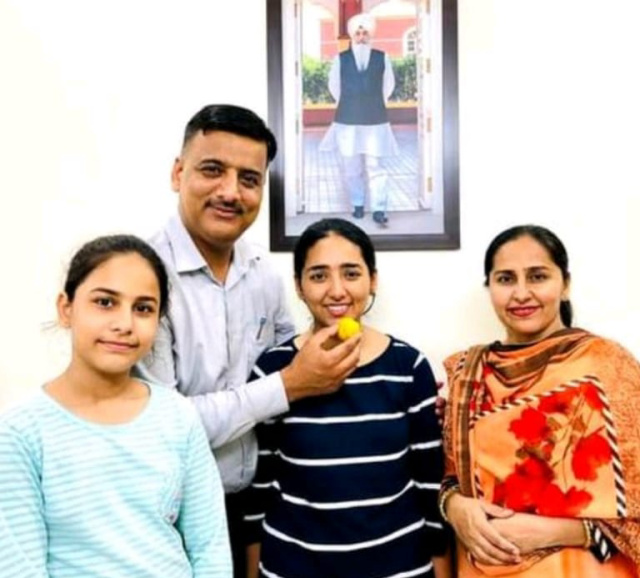 You are currently viewing ਪਿੰਡ ਚਾਂਦਪੁਰ ਰੁੜਕੀ ਦੀ ਧੀ ਅਦਿਤੀ ਚੌਹਾਨ ਨੇ ਸੀ.ਬੀ. ਐਸ.ਈ. ਦਸਵੀਂ ਜਮਾਤ ਵਿਚੋਂ 99.6 ਫੀਸਦੀ ਅੰਕਾਂ ਨਾਲ ਪੰਜਾਬ ਵਿਚੋਂ ਟਾਪ ਕਰਕੇ ਮਾਪਿਆਂ ਤੇ ਇਲਾਕੇ ਦਾ ਨਾਂਅ ਰੌਸ਼ਨ ਕੀਤਾ