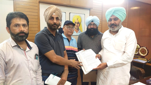 You are currently viewing ਸਰਕਾਰੀ ਸਹਾਇਤਾ ਪ੍ਰਾਪਤ ਕਾਲਜਾਂ ਦੇ ਮੁਲਾਜਮ ਜਥੇਬੰਦੀਆਂ ਨੇ ਖਜਾਨਾ ਮੰਤਰੀ ਹਰਪਾਲ ਸਿੰਘ ਚੀਮਾ ਨੂੰ ਦਿੱਤਾ ਮੰਗ ਪੱਤਰ