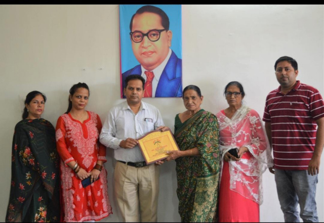 You are currently viewing समाज सेविका मनजीत कौर संधू ने जिला जनसंपर्क अधिकारी पठानकोट को उत्कृष्ट सेवाओं के लिए किया सम्मानित