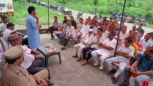 You are currently viewing हलका इंचार्ज अमित सिंह मंटू ने गांव घाट बगड़ोली में लोगों की समस्या को सुना और जल्द ही समाधान का भी दिया भरोसा