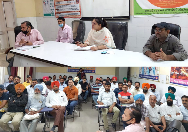 You are currently viewing ਵੈਕਟਰ ਬੋਰਨ ਡਜੀਜ ਦੇ ਸਬੰਧ ਵਿੱਚ ਹੈਲਥ ਵਰਕਰ ਅਤੇ ਇੰਸਪੈਕਟਰਾਂ ਦੀ ਮੀਟਿੰਗ ਡਾ ਸਾਕਸ਼ੀ ਦੀ ਅਗਵਾਈ ਹੇਠ ਅਨੈਕਸੀ ‘ਚ ਹੋਈ