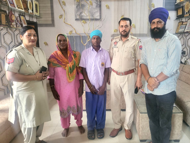 You are currently viewing 7 ਦਿਨਾਂ ਤੋਂ ਲਾਪਤਾ ਨੌਜਵਾਨ ਨੂੰ ASI ਪਵਨ ਕੁਮਾਰ ਦੇ ਯਤਨਾਂ ਸਦਕਾ ਬਾਬਾ ਦੀਪ ਸਿੰਘ ਸੇਵਾ ਦਲ….