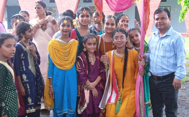 You are currently viewing ਅਰਸ਼ਪ੍ਰੀਤ ਕੌਰ ਬਣੀ ‘ ਮਿਸ ਤੀਜ…..