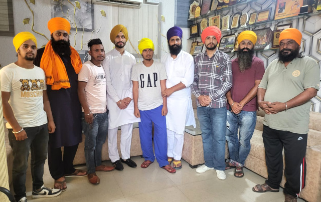 You are currently viewing ਇੱਕ ਹੋਰ ਲਾਪਤਾ ਹੋਏ ਵਿਅਕਤੀ ਨੂੰ ਬਾਬਾ ਦੀਪ ਸਿੰਘ ਸੇਵਾ ਦਲ ਗੜਦੀਵਾਲਾ ਨੇ ਪਰਿਵਾਰ ਨਾਲ ਮਿਲਾਇਆ 