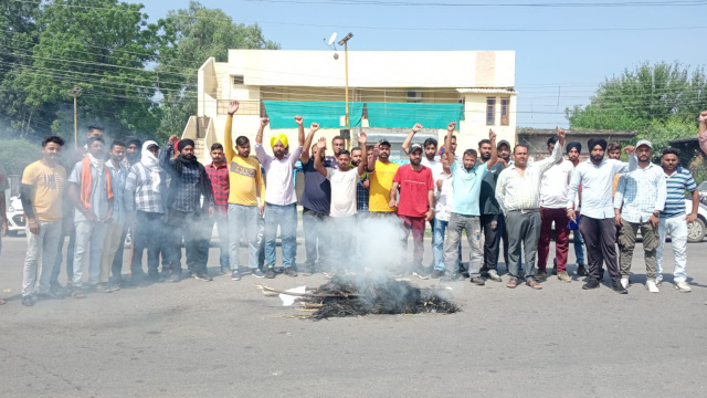 You are currently viewing ਪਾਵਰਕਾਮ ਦੇ ਆਊਟਸੋਰਸ਼ਡ ਠੇਕਾ ਮੁਲਾਜ਼ਮਾਂ ਨੇ ਸਮੁੱਚੇ ਪੰਜਾਬ ਵਿੱਚ ਫੂਕੀਆਂ…….