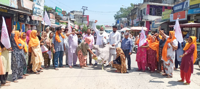 You are currently viewing ਕੇਂਦਰ ਸਰਕਾਰ ਵਲੋਂ ਬਿਜਲੀ ਸੋਧ ਬਿੱਲ ਸੰਸਦ ਵਿੱਚ ਪੇਸ਼ ਕਰਨ ਦੇ ਵਿਰੋਧ ਵਿੱਚ ਕਿਸਾਨ……