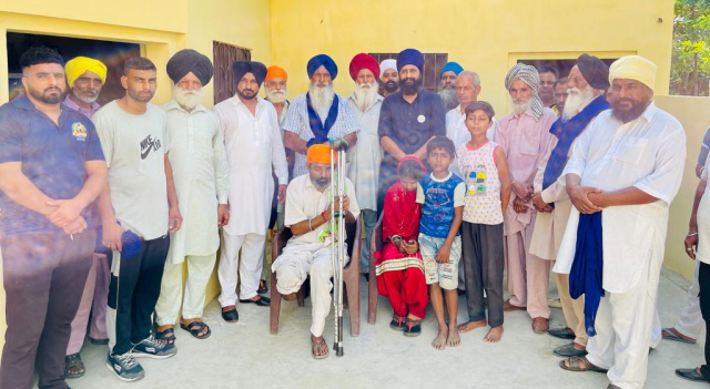 Read more about the article ਵੀਰ ਨਰਿੰਦਰ ਸਿੰਘ ਨੂੰ ਬਾਬਾ ਦੀਪ ਸਿੰਘ ਸੇਵਾ ਦਲ ਐਂਡ ਵੈਲਫੇਅਰ ਸੁਸਾਇਟੀ ਨੇ ਬਣਾਕੇ ਦਿੱਤਾ ਘਰ