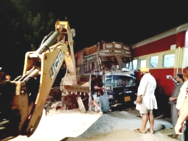 Read more about the article ਮੰਡਿਆਲਾ ‘ਚ ਟਰੇਨ ਤੇ ਸਿੰਲਡਰਾਂ ਨਾਲ ਲੱਦੇ ਟਰੱਕ ਦੀ ਹੋਈ ਟਕੱਰ,ਵੱਡਾ……