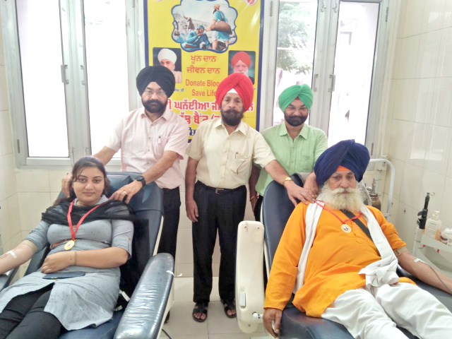 You are currently viewing ਹਰ ਪ੍ਰੀਵਾਰ ਜੁੜੇ ਮਾਨਵਤਾ ਦੀ ਸੇਵਾ ਨਾਲ ,ਪਿਤਾ ਅਤੇ ਸਪੁੱਤਰੀ ਵੱਲੋਂ ਇਕੱਠੇ….