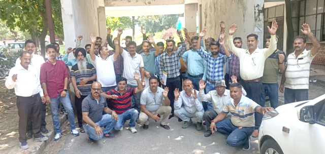 You are currently viewing बीएलओ 001 ने किया रोष प्रदर्शन……