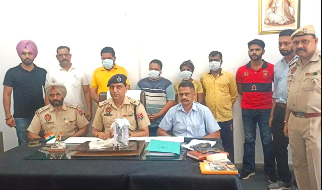 You are currently viewing BIG NEWS.. ਪੁਲਿਸ ਨੇ ਸ਼ਿਵ ਸੈਨਾ ਪੰਜਾਬ ਦੇ ਸੀਨੀਅਰ ਆਗੂ ਸਤੀਸ਼ ਮਹਾਜਨ ਸਮੇਤ ਚਾਰ ਵਿਅਕਤੀਆਂ ਨੂੰ….