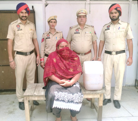 Read more about the article 35 ਬੋਤਲਾਂ ਨਜਾਇਜ਼ ਸ਼ਰਾਬ ਸਮੇਤ ਇੱਕ ਔਰਤ……..
