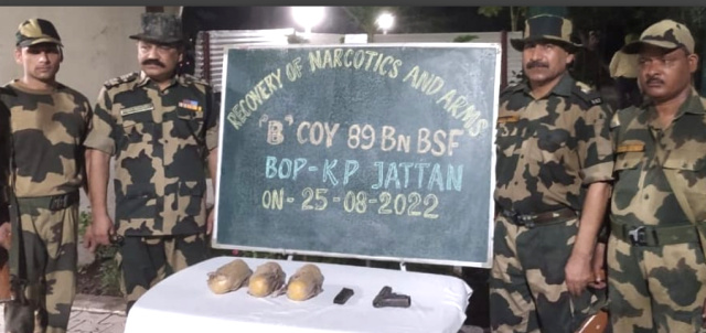 You are currently viewing भारतीय सीमा के अंदर पाकिस्तान द्वारा भेजी गई नशा की खेप और हथियार बरामद..