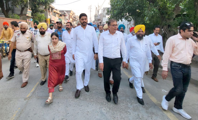 You are currently viewing ਵਿਧਾਇਕ ਅਮਨ ਸ਼ੇਰ ਸਿੰਘ ਸ਼ੈਰੀ ਕਲਸੀ ਅਤੇ ਜਨਾਬ ਮੁਹੰਮਦ ਇਸ਼ਫਾਕ ਡਿਪਟੀ ਕਮਿਸ਼ਨਰ ਵਲੋਂ ਵਿਆਹ ਪੁਰਬ…….