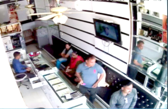 You are currently viewing ਗੜ੍ਹਦੀਵਾਲਾ ਚ ਦਿਨ ਦਿਹਾੜੇ ਲੁਟੇਰਿਆਂ ਨੇ ਦਿੱਤਾ ਵੱਡੀ ਵਾਰਦਾਤ ਨੂੰ ਅੰਜਾਮ,ਸੁਨਿਆਰੇ ਦੀ ਦੁਕਾਨ ਚੋਂ…..