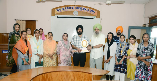 You are currently viewing ਖਾਲਸਾ ਕਾਲਜ ਗੜ੍ਹਦੀਵਾਲਾ ਵਿਖੇ ਸ੍ਰੀ ਗੁਰੁ ਗ੍ਰੰਥ ਸਾਹਿਬ ਜੀ ਦੇ……