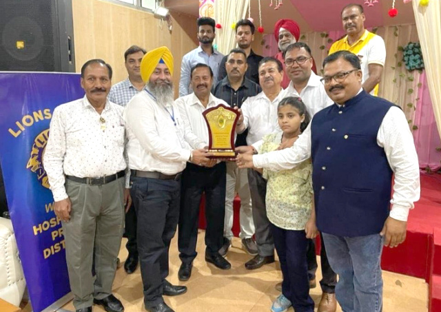 You are currently viewing ਡੀਐੱਮ ਸਪੋਰਟਸ ਦਲਜੀਤ ਸਿੰਘ ਦਾ ਵਿਸ਼ੇਸ਼ ਸਨਮਾਨ.. 