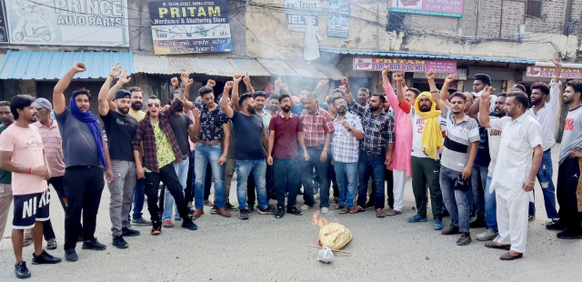 You are currently viewing ਬੇਗਮਪੁਰਾ ਟਾਈਗਰ ਫੋਰਸ ਨੇ ਮਹਿੰਗਾਈ ਦੇ ਵਿਰੋਧ ਵਿੱਚ…..