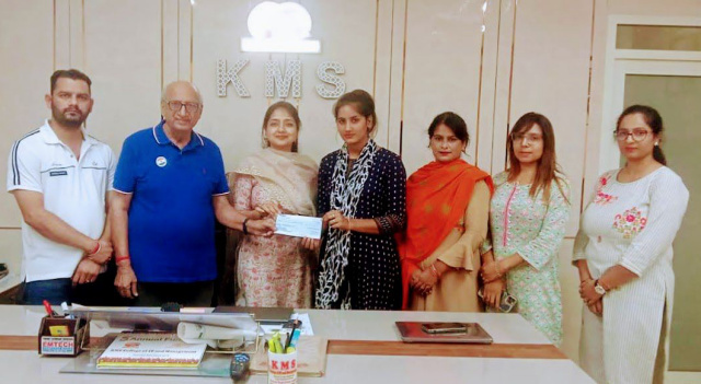 You are currently viewing ਮੰਜੁਲਾ ਸੈਣੀ ਅਸ਼ੀਰਵਾਦ ਯੋਜਨਾ ਅਧੀਨ ਬੀ.ਐਸ.ਸੀ ਫੈਸ਼ਨ ਟੈਕਨੋਲੋਜੀ ਦੀ ਵਿਦਿਆਰਥਣ ਨੇਹਾ ਨੂੰ 45 ਹਜਾਰ…..