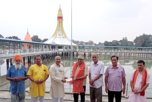 You are currently viewing ਪ੍ਰਾਚੀਨ ਪਾਂਡਵ ਸਰੋਵਰ ਮੰਦਰ ਦੇ ਜਲ ਪ੍ਰਬੰਧਨ ਲਈ ਚੌਧਰੀ ਕੁਮਾਰ ਸੈਣੀ ਵੱਲੋਂ ਰਾਸ਼ੀ ਭੇਂਟ