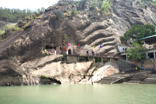 Read more about the article मुकेश्वर महादेव मंदिर को बचाने के लिए शाहपुर कंडी बांध प्रशासन….