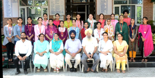 Read more about the article ਧਾਰਮਿਕ ਪ੍ਰੀਖਿਆ ਚੋਂ ਚੰਗੇ ਨੰਬਰ ਲੈਣ ਵਾਲੇ ਵਿਦਿਆਰਥੀ ਸਨਮਾਨਿਤ