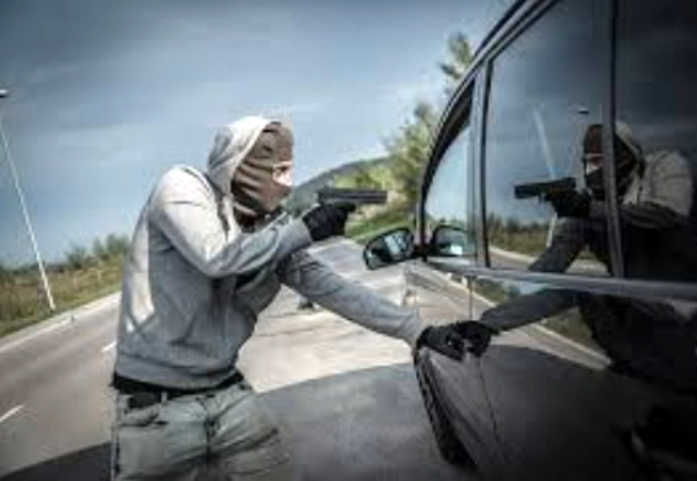 You are currently viewing ਲੁਟੇਰਿਆਂ ਨੇ ਦਿੱਲੀ ਤੋਂ ਡਲਹੌਜੀ ਜਾ ਰਹੇ ਯਾਤਰੀਆਂ ਕੋਲੋਂ ਪਿਸਤੌਲ ਦੇ ਨੋਕ ‘ਤੇ ਖੋਹੀ ਸਿਆਜ ਕਾਰ,6….