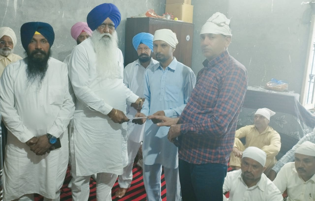 Read more about the article ਉੱਘੇ ਸਮਾਜ ਸੇਵੀ ਮਨਜੀਤ ਸਿੰਘ ਦਸੂਹਾ ਵਲੋਂ ਸਲੋਨੀ ਦੇ ਪਰਿਵਾਰਕ ਨੂੰ 10 ਹਜਾਰ ਰੁਪਏ ਦੀ ਆਰਥਿਕ ਮਦਦ ਭੇਂਟ
