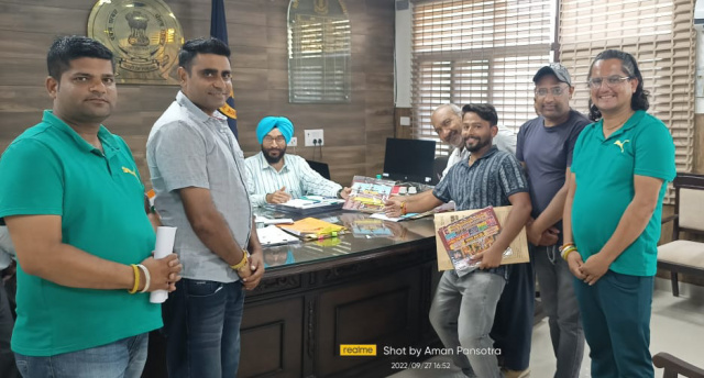 You are currently viewing *बजरंग नाटक क्लब ने डीसी पठानकोट को दिया निमंत्रण कार्ड*